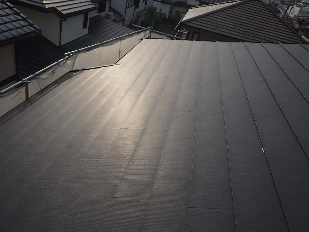 屋根重ね葺き工事 シルキーg2葺き 壁際 谷部分 棟工事 枚方市楠葉 大阪府枚方市の屋根工事 雨漏り修理専門店 有限会社エクセレントショップ奥一 屋根重ね葺き工事 シルキーg2葺き 壁際 谷部分 棟工事 枚方市楠葉 大阪府枚方市の屋根工事 雨漏り修理専門店 有限会社エクセレントショップ奥一
